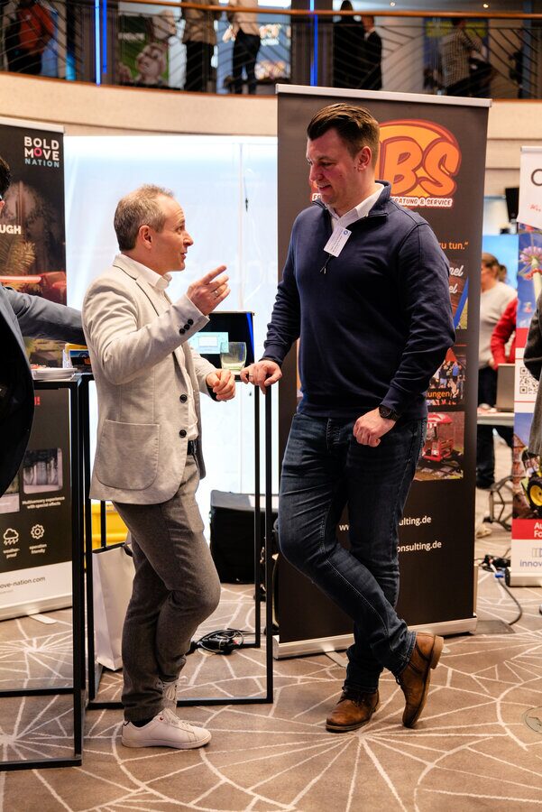 Fabian Richter im Austausch auf einer Branchen-Fachmesse