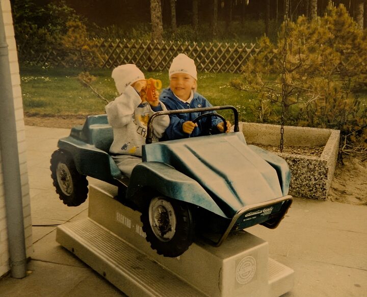 Fabian Richter als Kind in einem Kiddy Ride