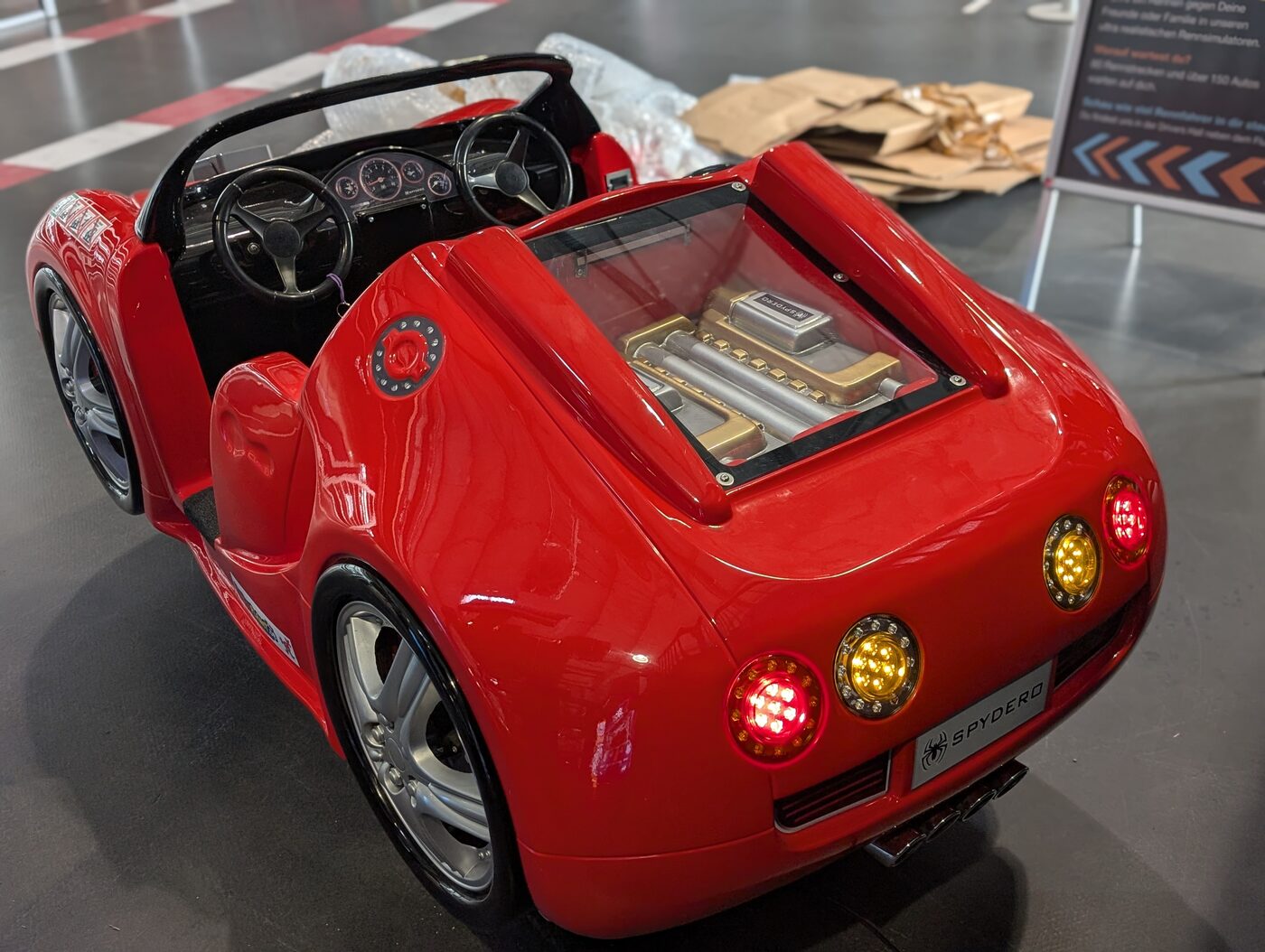 Schicker roter Kiddy Ride in Sportwagen-Form